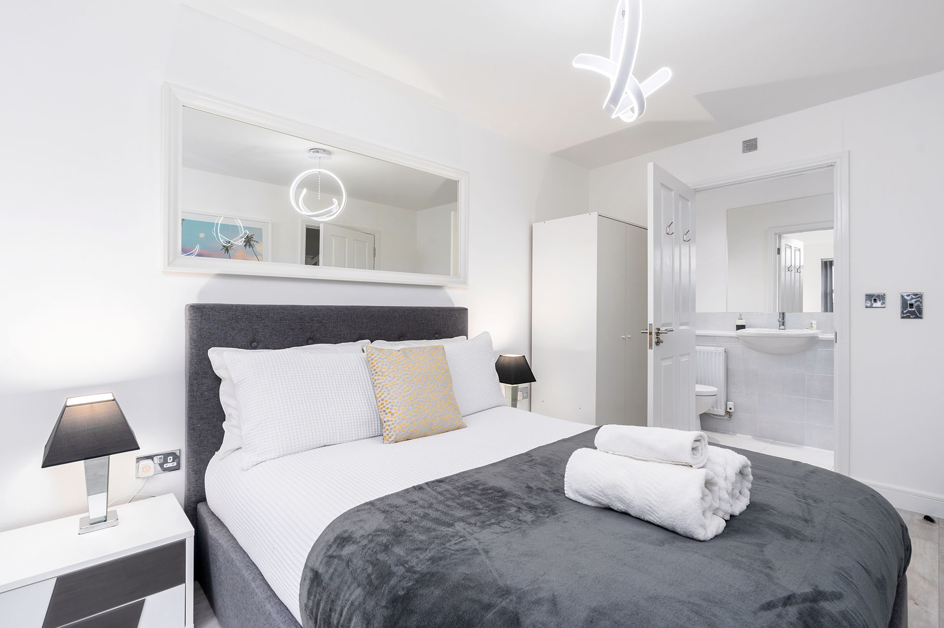 27 Lower Vickers - Double Bedroom w:En-Suite II